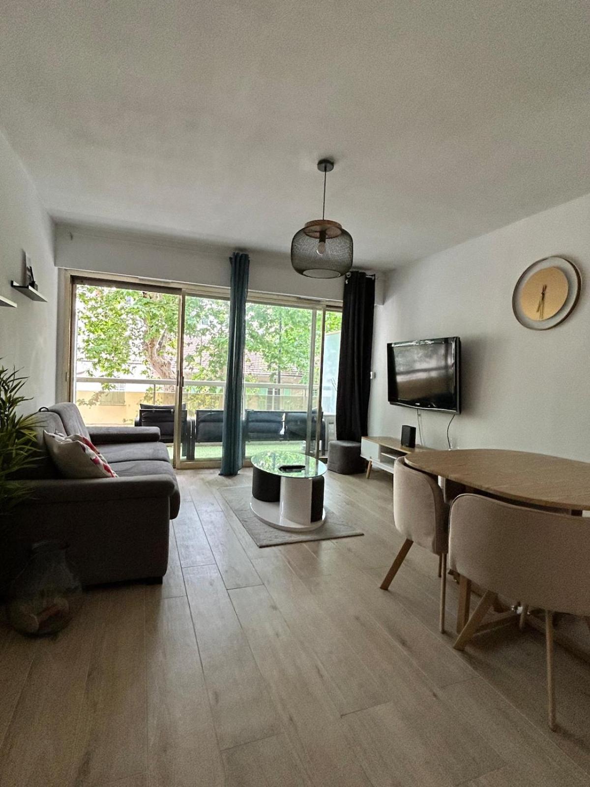 Juan-les-pins 2 Pieces Avec Parking & Proches Des Plages *